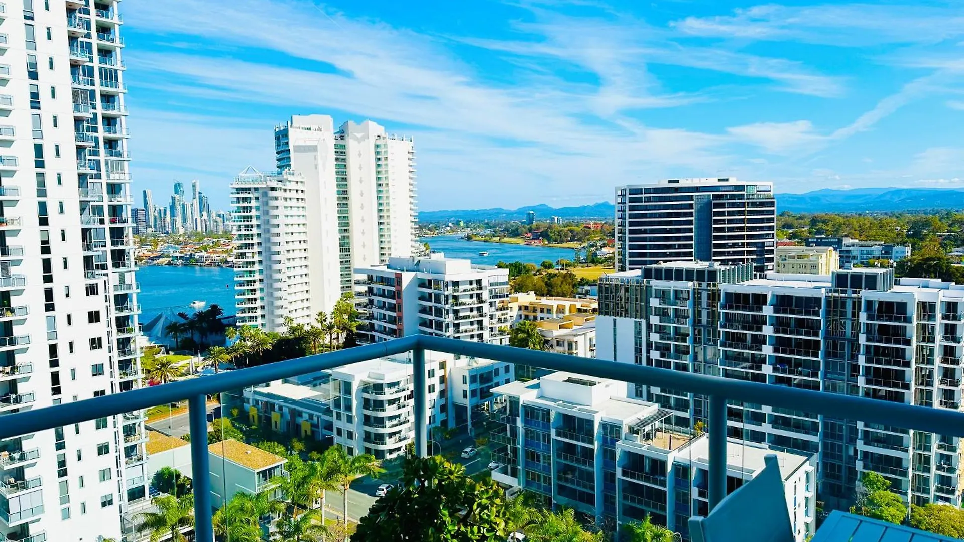 Modern Gold Coast Apartment With Great Amenities