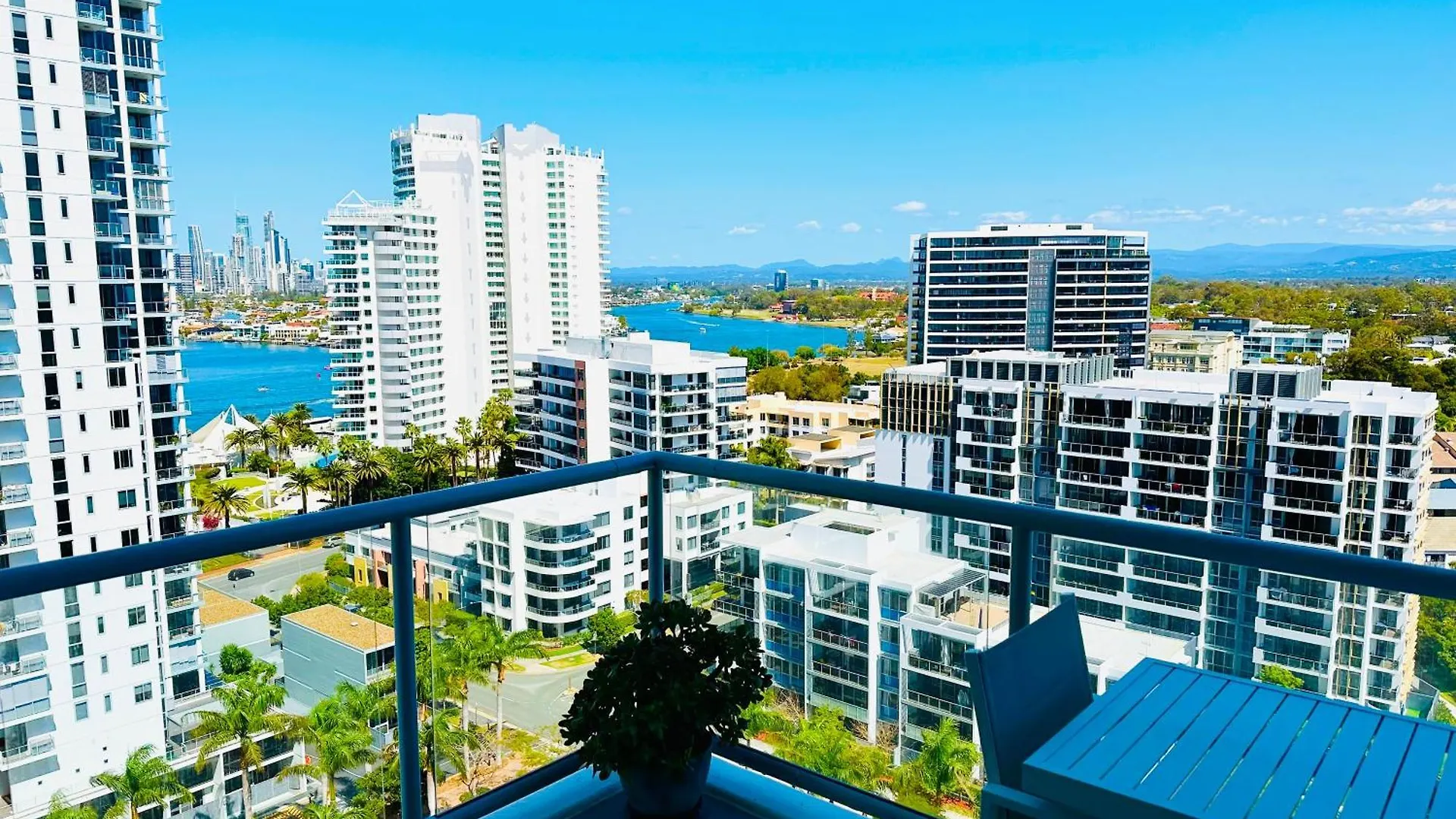 Modern Gold Coast Apartment With Great Amenities