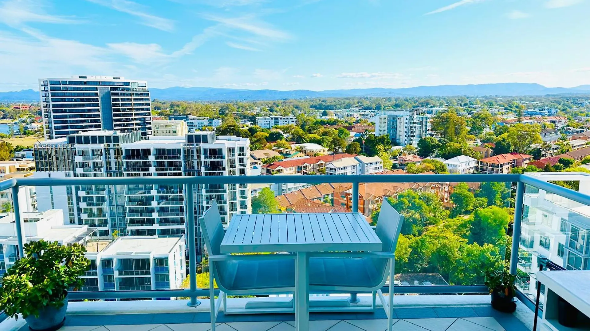 Modern Gold Coast Apartment With Great Amenities